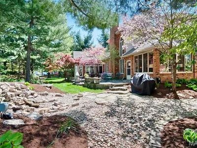 2 Pine Hollow Ct