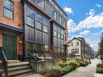 927 W McGraw Street #37