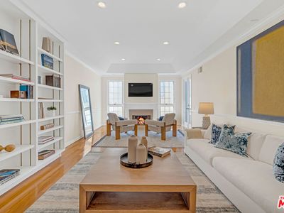 1370 Kelton Ave APT 203