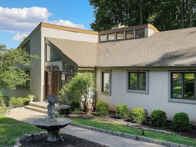 2 Springdale Ln