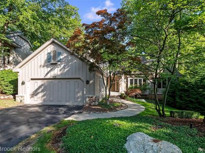 4904 Woodcliff Hill Rd N