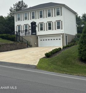 984 Newry Ln