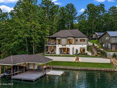 744 Lakeshore Dr