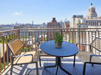 201 E 17th St APT 22B