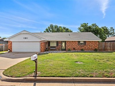 Property at 7 Easy St, Clinton, OK