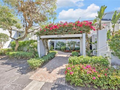 606 Courtside Dr #F-201