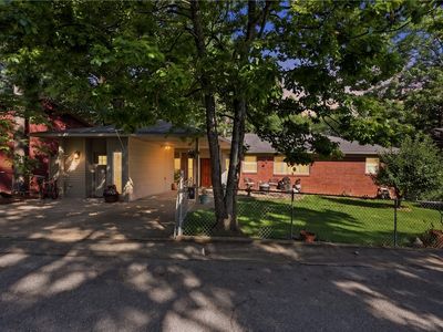 11 College St