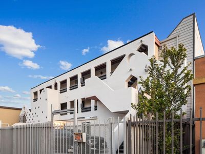 441 W Macarthur Blvd