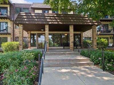 215 Barry Ave S APT 112