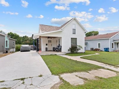 Property at 1004 Oak St, Carthage, MO