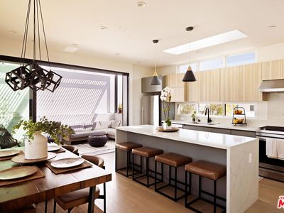 836 1/2 N McCadden Pl