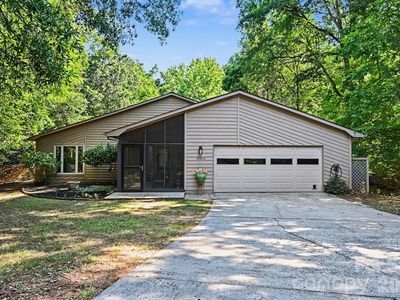 10006 Stoneleigh Ln