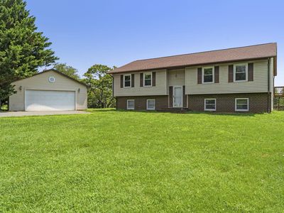 Property at 7913 Sir Topas Dr, Warrenton, VA
