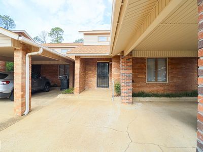 2711 Greenbriar Dr