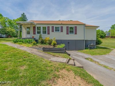 305 Dahlia Dr