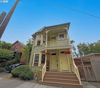 16 NE Graham St