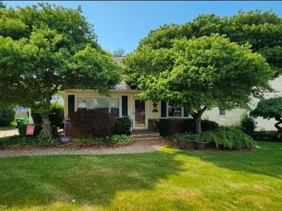 Property at 2182 Buena Vista Dr, Wickliffe, OH