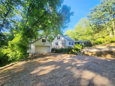 690 Old Country Road