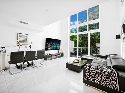 455 NE 39th St UNIT 205