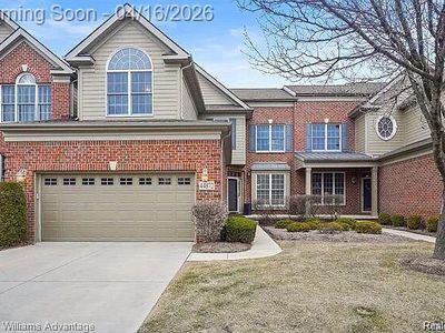 44872 Broadmoor Cir S