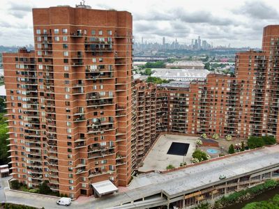 219 Harmon Cove Tower #219