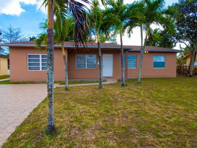 6860 Broadmoor