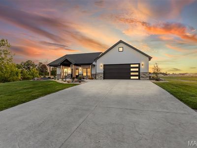 802 N June St