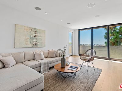 930 N Wetherly Dr APT 204