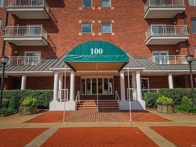 100 NW 1st St APT 404
