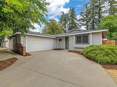 2226 W La Loma Dr