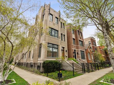 1230 N Hoyne Ave