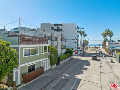 32 N Venice Blvd
