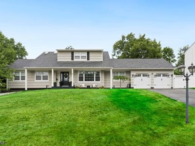 15 Almroth Dr