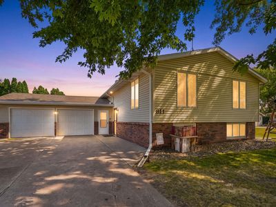 Property at 811 Crestview Dr, Webster City, IA
