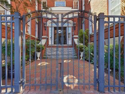 429 W York St APT 3D