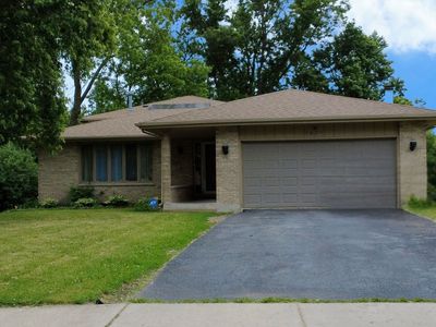 1621 Lawrence Cres