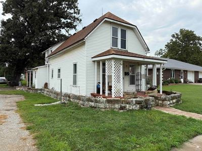 211 S Neosho St