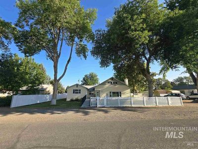 250 2nd Ave E