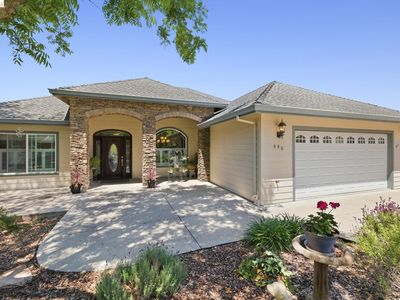 690 Golden Gate Dr