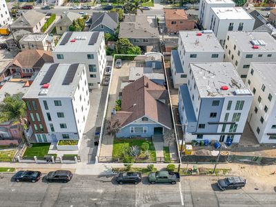 1318 W 35th Pl