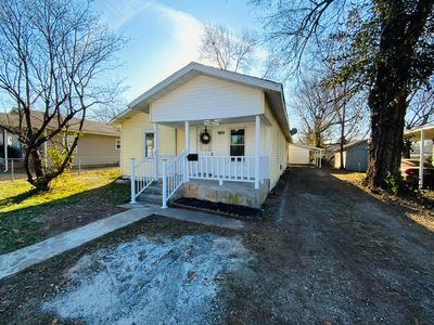 900 W Woodlawn Street