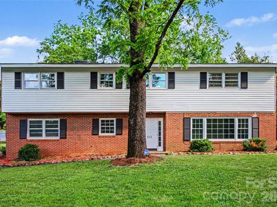 211 Windsor Dr