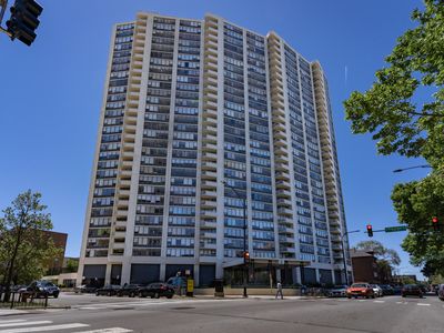 3930 N Pine Grove Ave APT 306