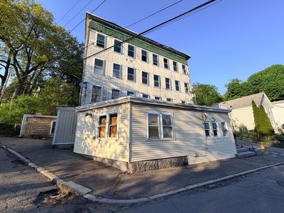 32 Mount Globe St