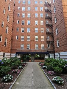 247 Parkview Avenue #5L