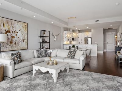 400 W North St APT 818