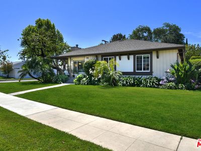 22232 Kittridge St