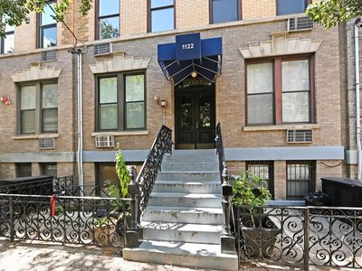 1122 Hudson St APT 4B