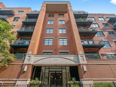 330 N Clinton St APT 403