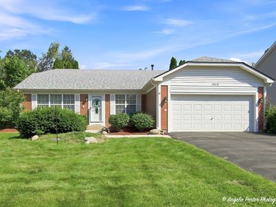 Property at 1940 Honey Locust Dr, Algonquin, IL